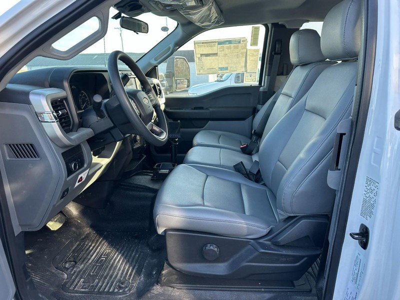 Ford Super Duty F-550 DRW Vehicle Full-screen Gallery Image 9