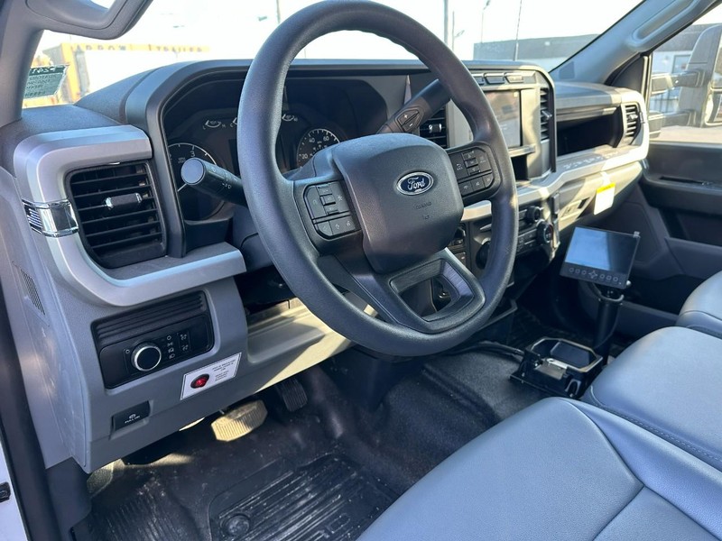 Ford Super Duty F-550 DRW Vehicle Full-screen Gallery Image 10