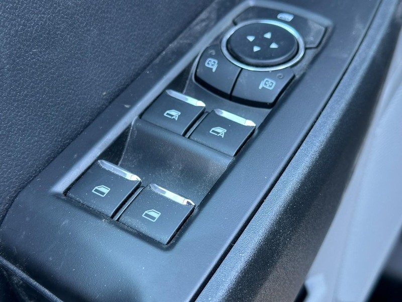 Ford Super Duty F-550 DRW Vehicle Full-screen Gallery Image 11