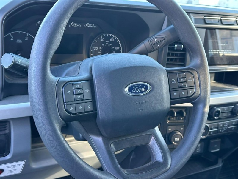 Ford Super Duty F-550 DRW Vehicle Full-screen Gallery Image 12