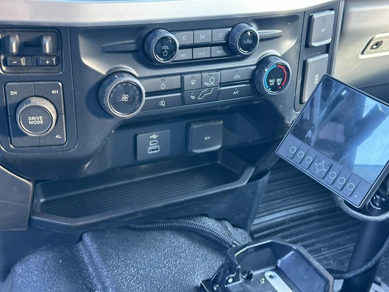 Ford Super Duty F-550 DRW Vehicle Full-screen Gallery Image 13