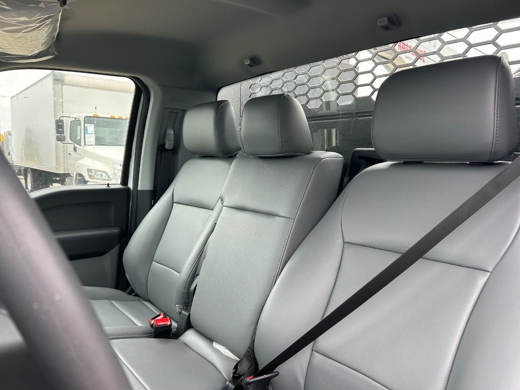 Ford F-550SD Vehicle Full-screen Gallery Image 7