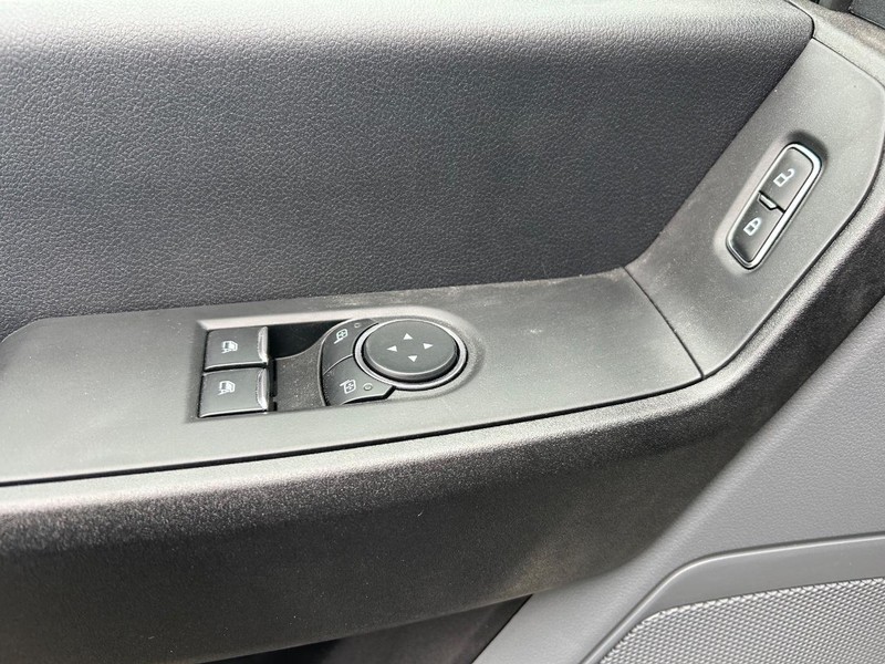 Ford Super Duty F-550 DRW Vehicle Full-screen Gallery Image 6