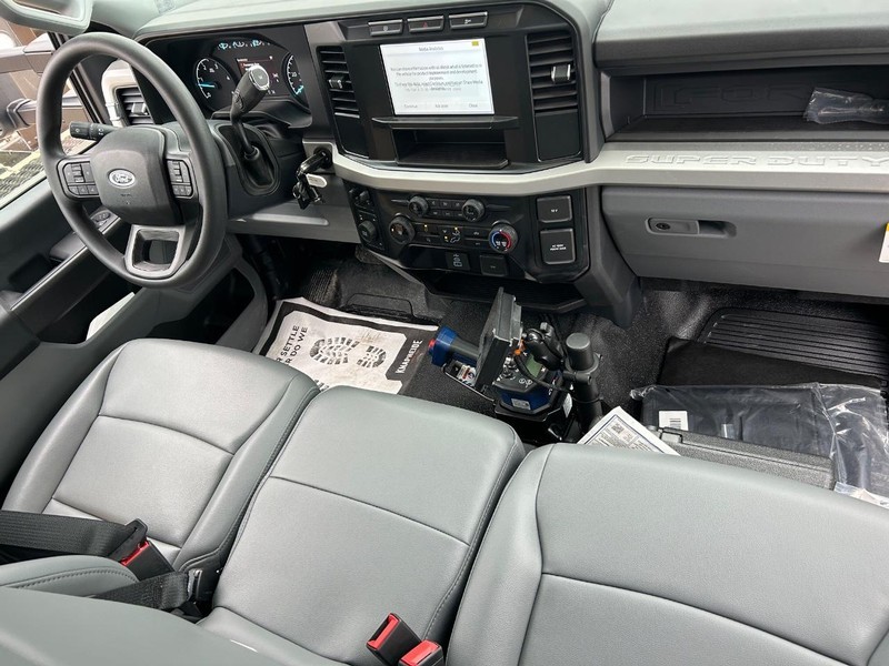 Ford Super Duty F-550 DRW Vehicle Full-screen Gallery Image 9