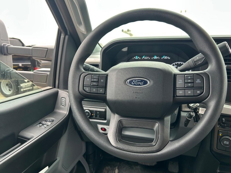 Ford Super Duty F-550 DRW Vehicle Full-screen Gallery Image 10