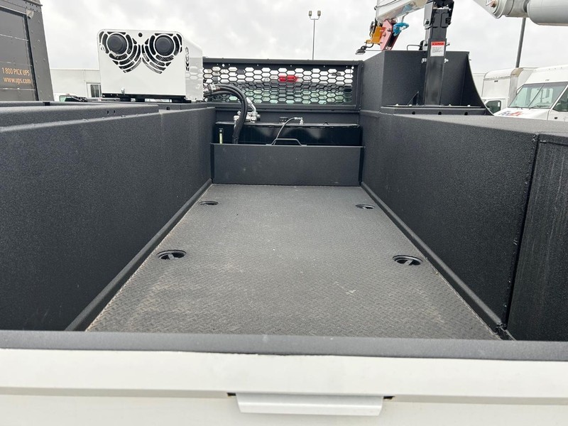 Ford Super Duty F-550 DRW Vehicle Full-screen Gallery Image 12