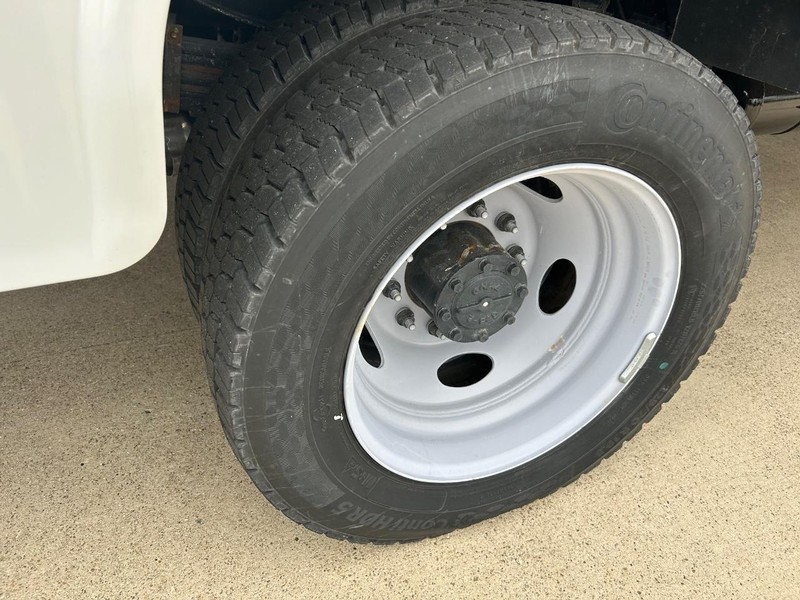 Ford Super Duty F-550 DRW Vehicle Full-screen Gallery Image 13