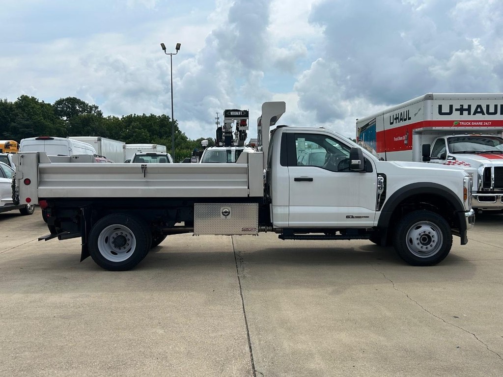 Ford Super Duty F-550 DRW Vehicle Full-screen Gallery Image 2