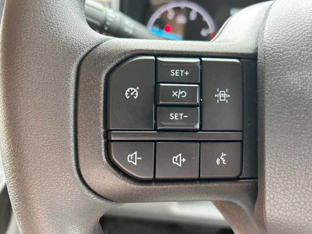 Ford Super Duty F-550 DRW Vehicle Full-screen Gallery Image 8