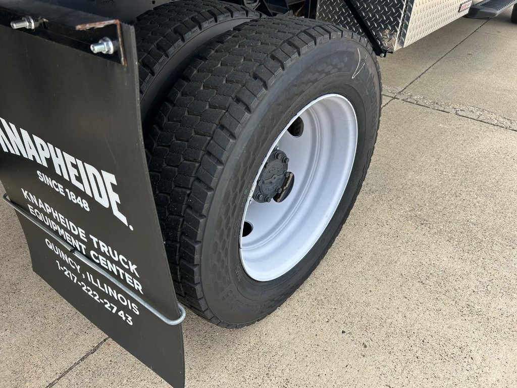 Ford Super Duty F-550 DRW Vehicle Full-screen Gallery Image 15