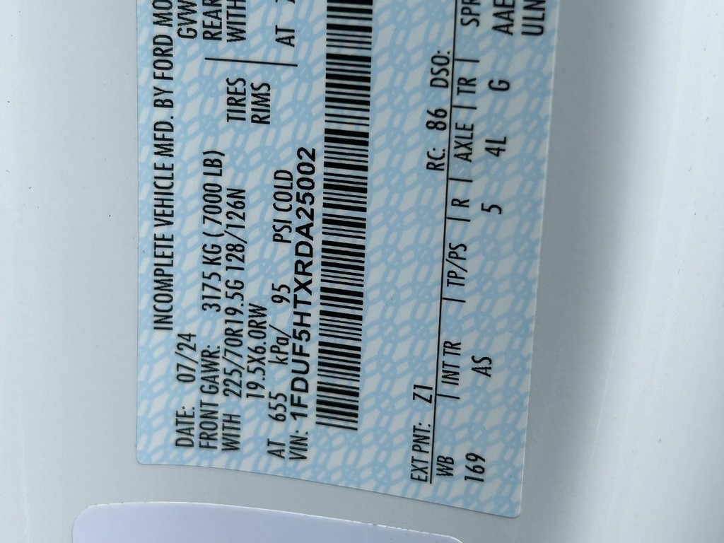 Ford Super Duty F-550 DRW Vehicle Full-screen Gallery Image 16