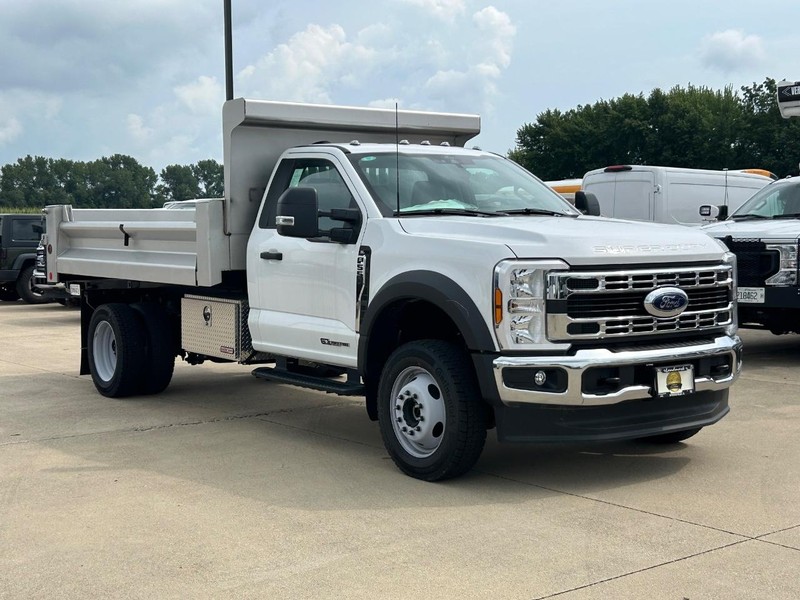 Ford Super Duty F-550 DRW Vehicle Full-screen Gallery Image 2