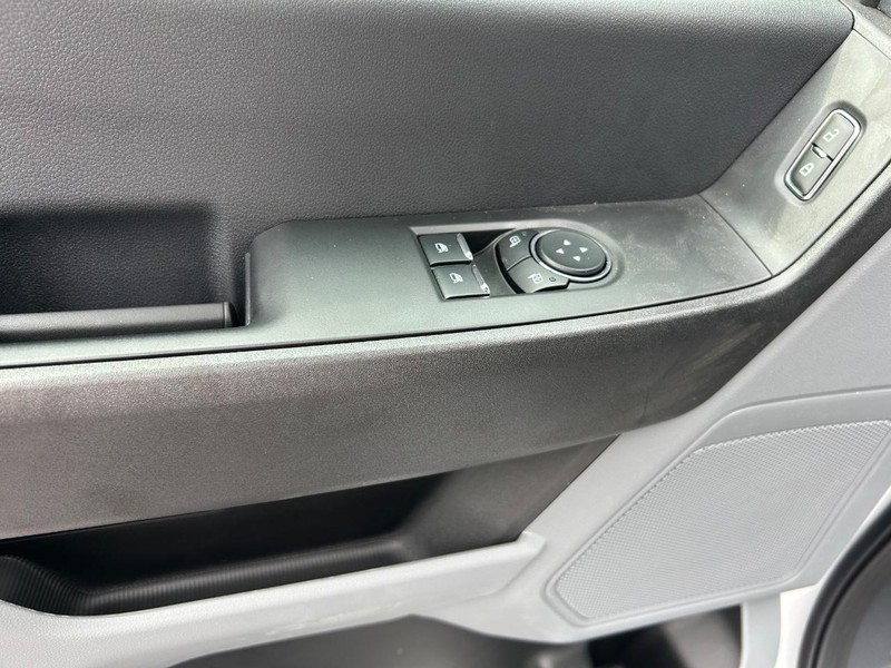 Ford Super Duty F-550 DRW Vehicle Full-screen Gallery Image 6