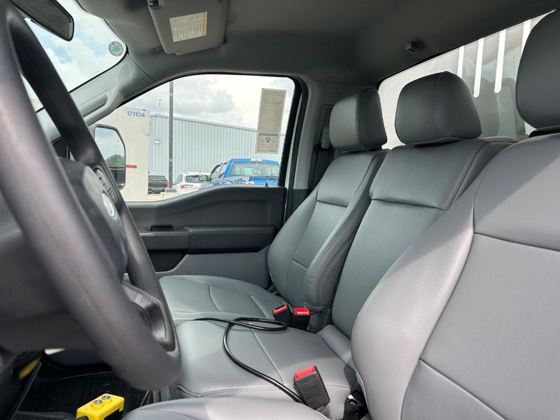 Ford Super Duty F-550 DRW Vehicle Full-screen Gallery Image 7