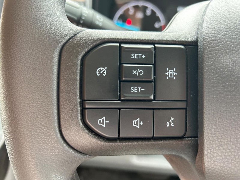 Ford Super Duty F-550 DRW Vehicle Full-screen Gallery Image 8