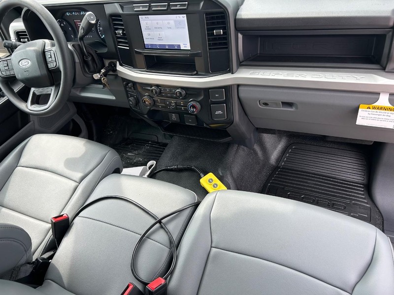 Ford Super Duty F-550 DRW Vehicle Full-screen Gallery Image 11
