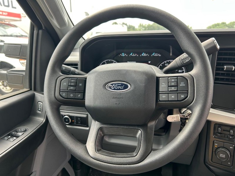 Ford Super Duty F-550 DRW Vehicle Full-screen Gallery Image 12