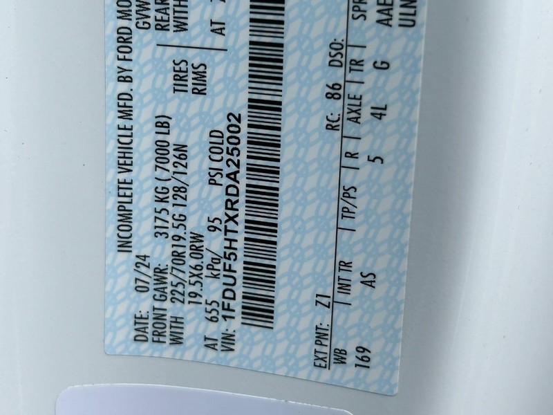 Ford Super Duty F-550 DRW Vehicle Full-screen Gallery Image 16