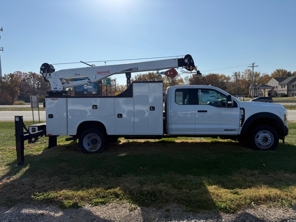 Ford Super Duty F-550 DRW Vehicle Full-screen Gallery Image 2