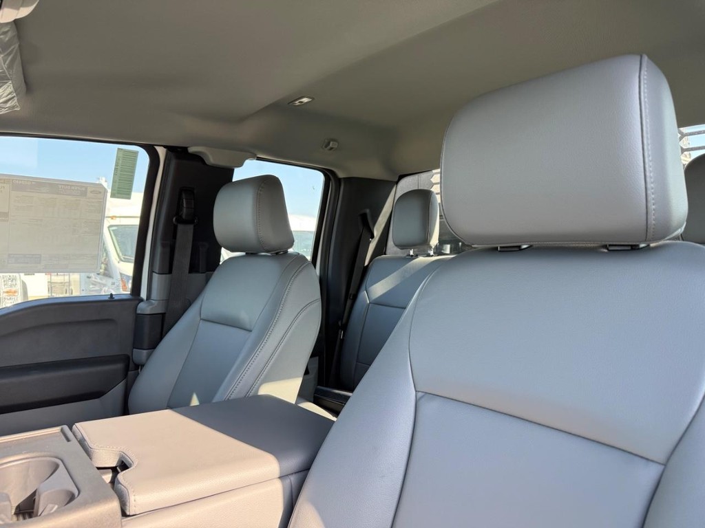 Ford Super Duty F-550 DRW Vehicle Full-screen Gallery Image 5