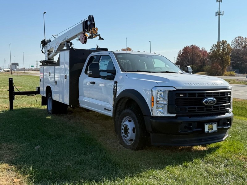Ford Super Duty F-550 DRW Vehicle Full-screen Gallery Image 2