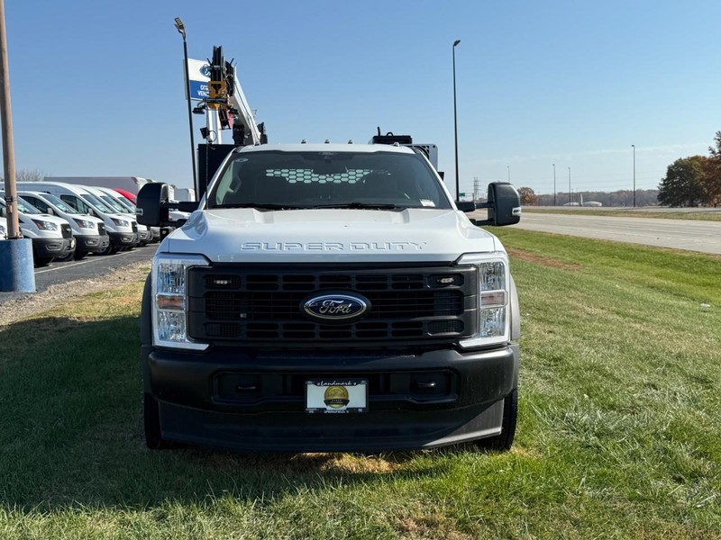 Ford Super Duty F-550 DRW Vehicle Full-screen Gallery Image 3