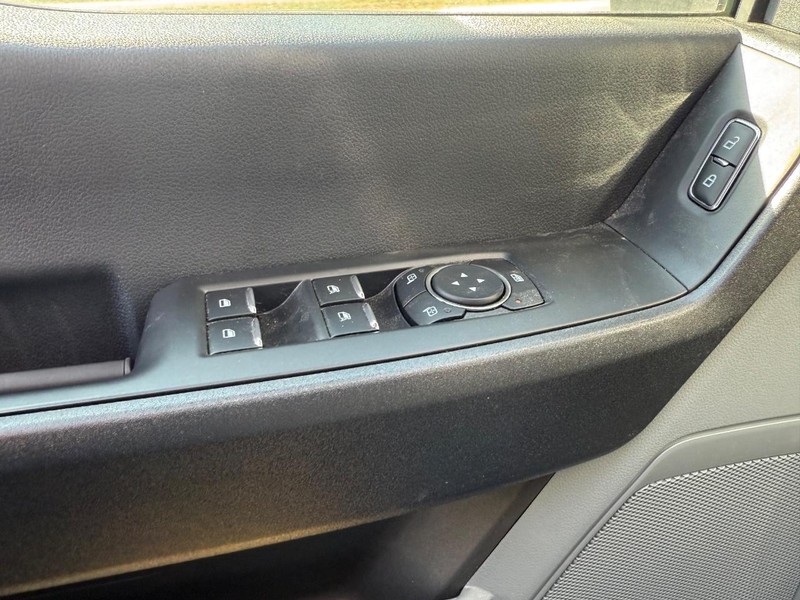 Ford Super Duty F-550 DRW Vehicle Full-screen Gallery Image 4