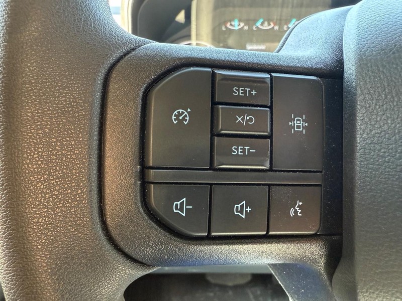 Ford Super Duty F-550 DRW Vehicle Full-screen Gallery Image 6