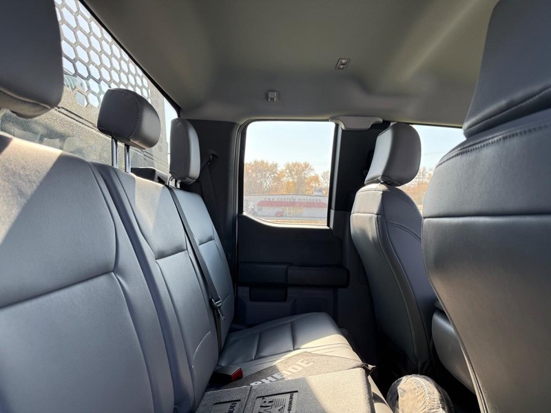 Ford Super Duty F-550 DRW Vehicle Full-screen Gallery Image 9