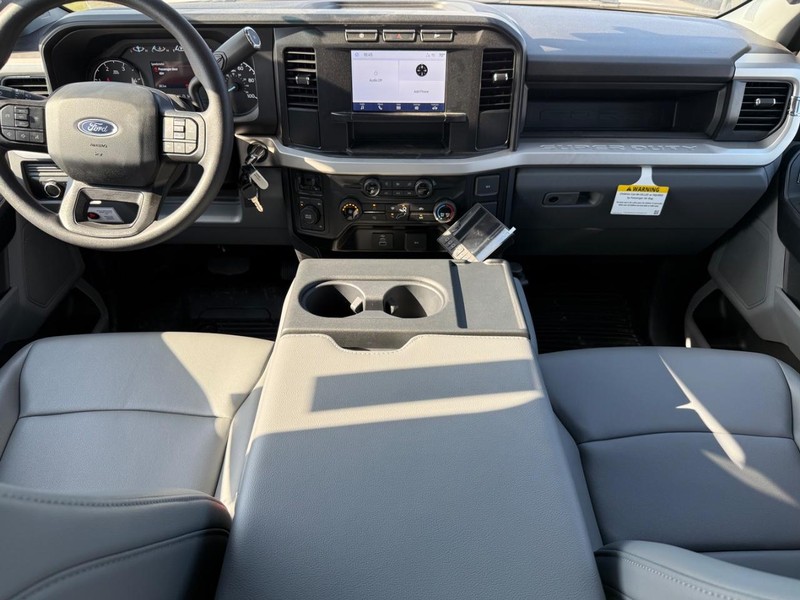 Ford Super Duty F-550 DRW Vehicle Full-screen Gallery Image 10