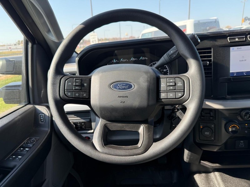 Ford Super Duty F-550 DRW Vehicle Full-screen Gallery Image 11