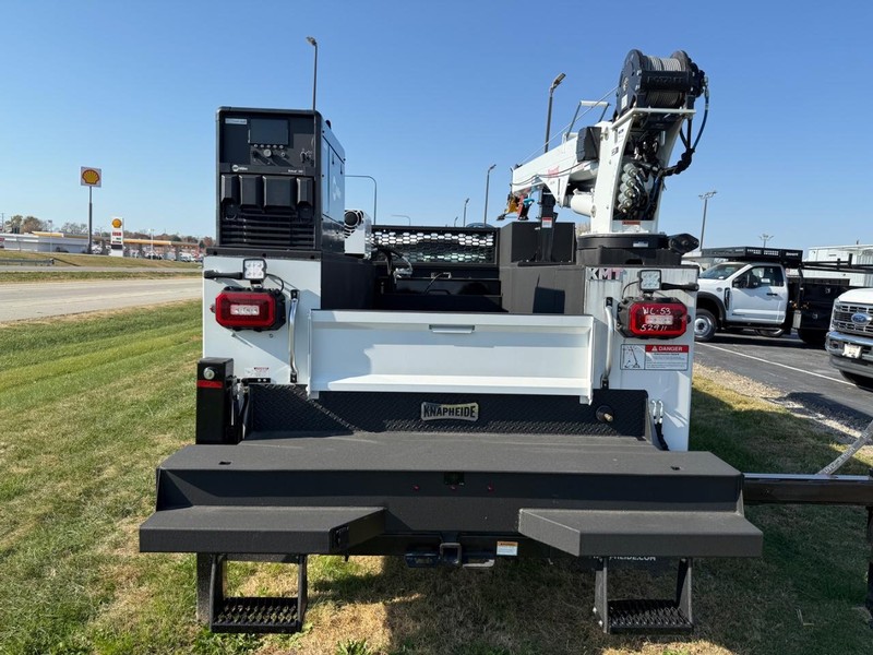 Ford Super Duty F-550 DRW Vehicle Full-screen Gallery Image 13