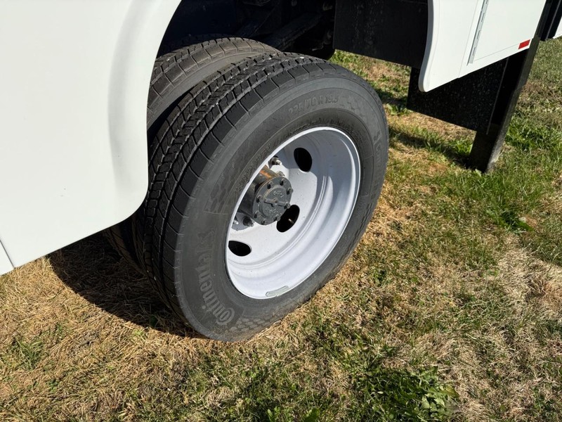 Ford Super Duty F-550 DRW Vehicle Full-screen Gallery Image 14