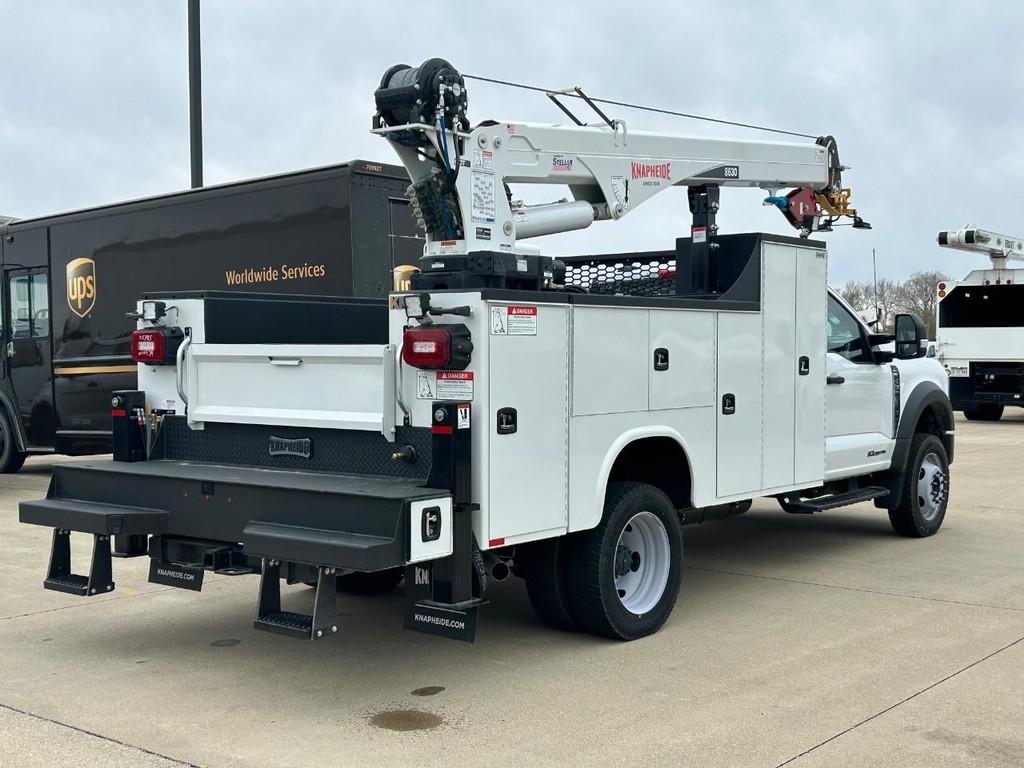 Ford F-550SD Vehicle Full-screen Gallery Image 3