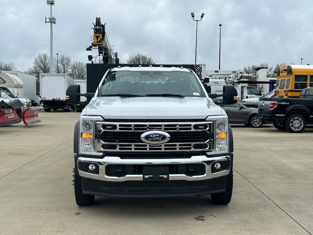 Ford F-550SD Vehicle Full-screen Gallery Image 4