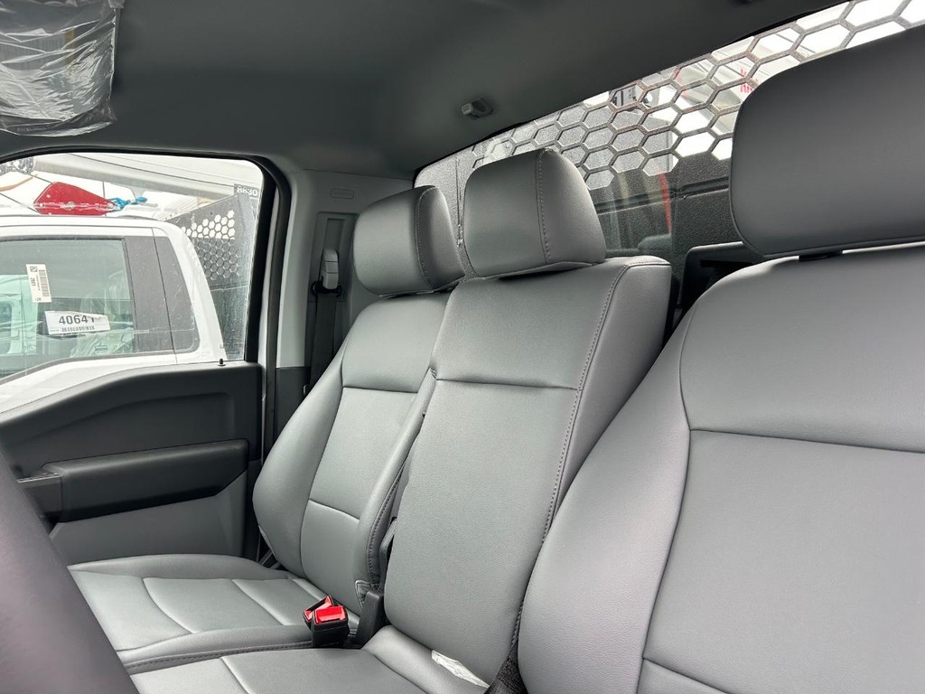 Ford F-550SD Vehicle Full-screen Gallery Image 7