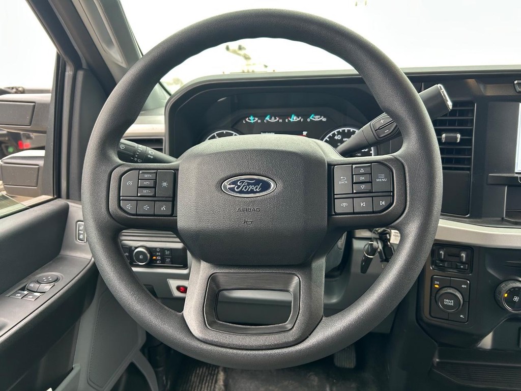 Ford F-550SD Vehicle Full-screen Gallery Image 9