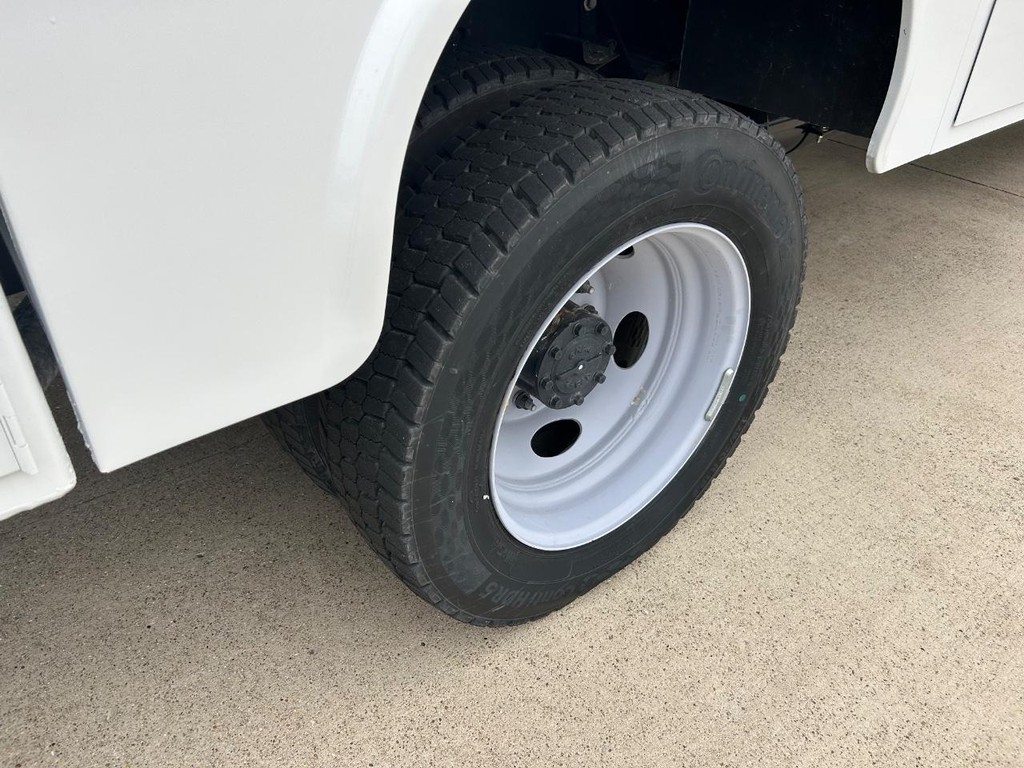 Ford F-550SD Vehicle Full-screen Gallery Image 12