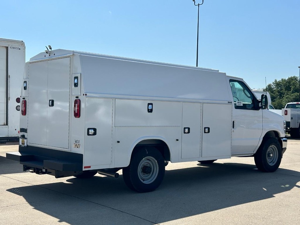 Ford E-Series Cutaway Vehicle Full-screen Gallery Image 3