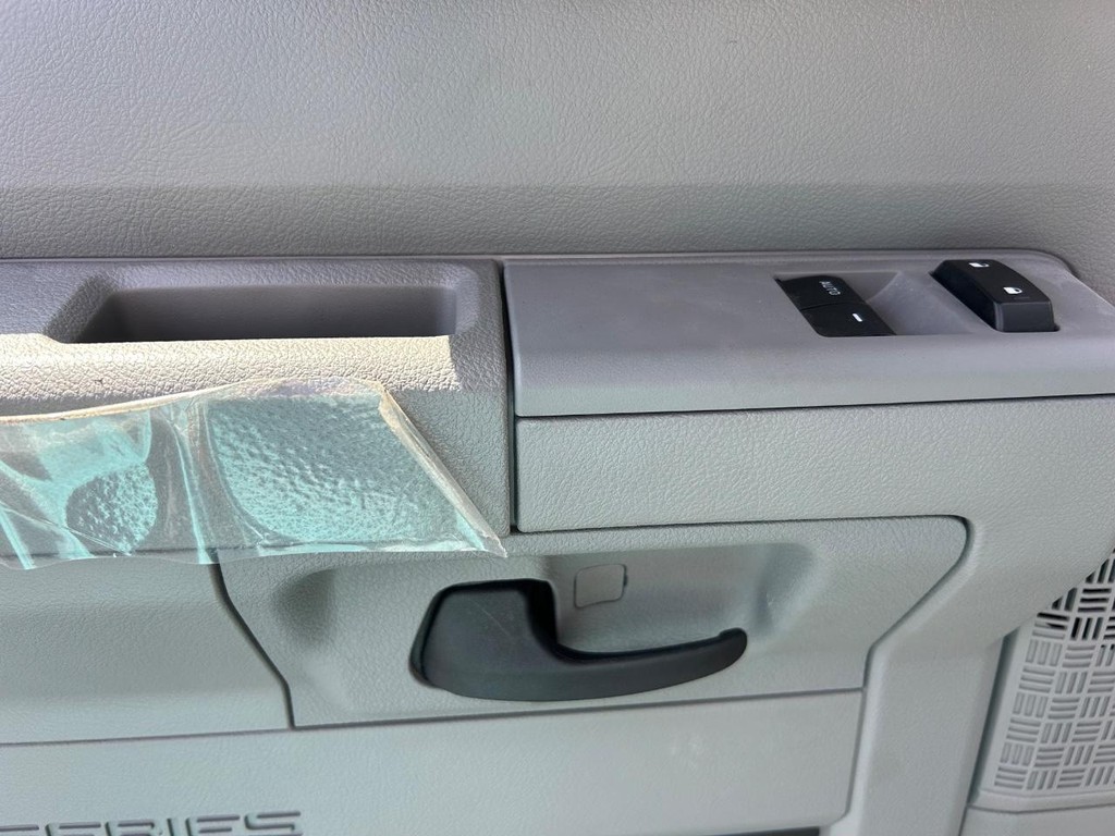 Ford E-Series Cutaway Vehicle Full-screen Gallery Image 6