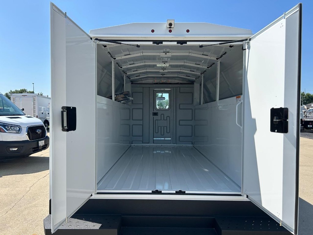 Ford E-Series Cutaway Vehicle Full-screen Gallery Image 15