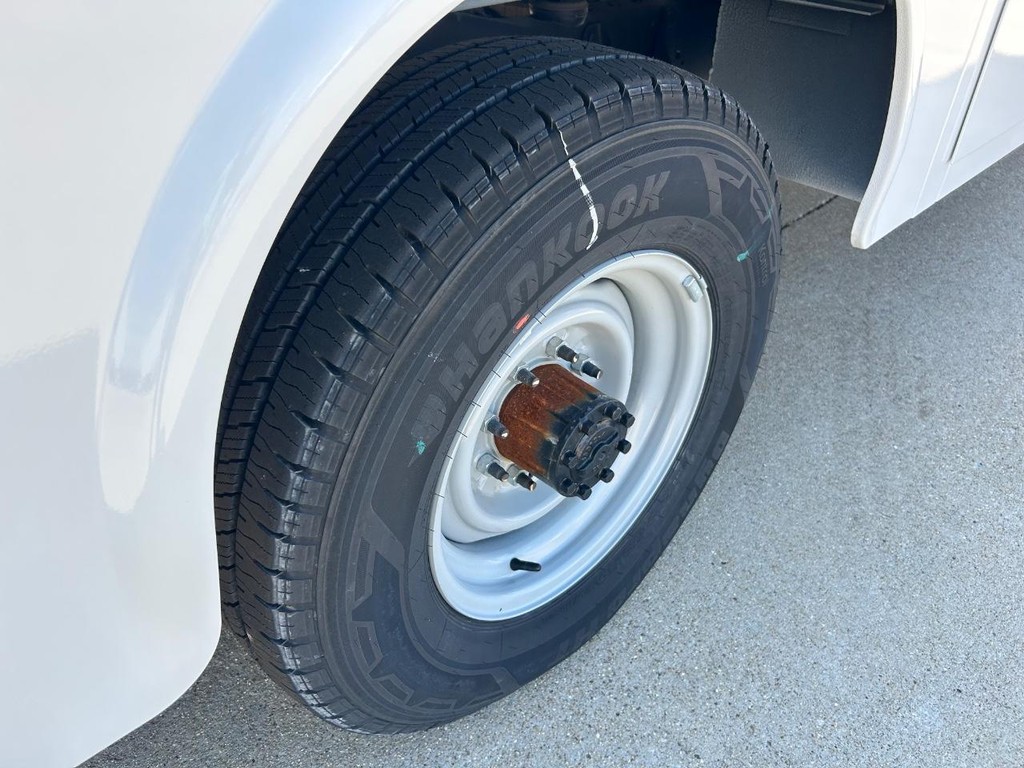 Ford E-Series Cutaway Vehicle Full-screen Gallery Image 16