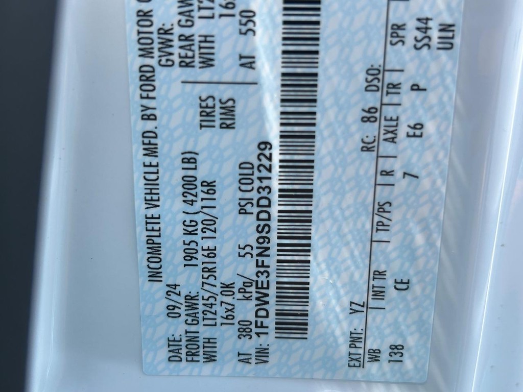 Ford E-Series Cutaway Vehicle Full-screen Gallery Image 17