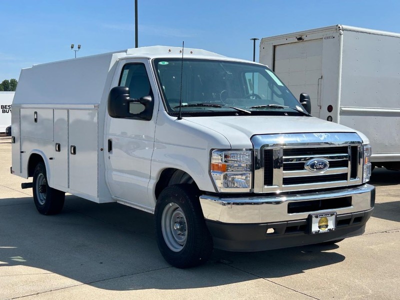 Ford E-Series Cutaway Vehicle Full-screen Gallery Image 2