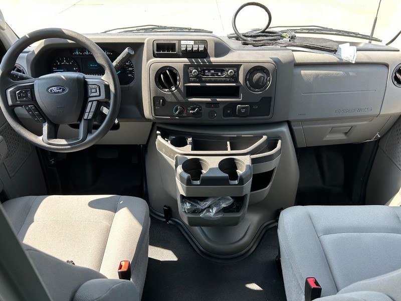 Ford E-Series Cutaway Vehicle Full-screen Gallery Image 12