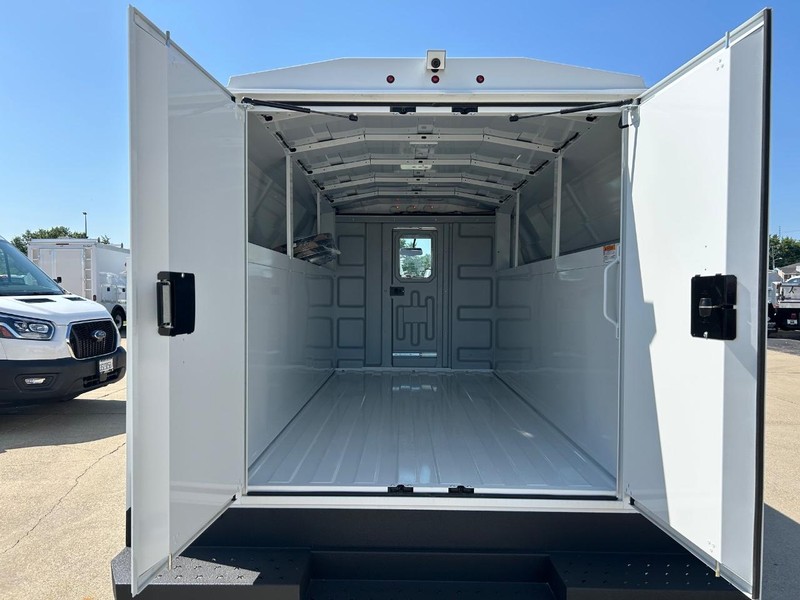 Ford E-Series Cutaway Vehicle Full-screen Gallery Image 15