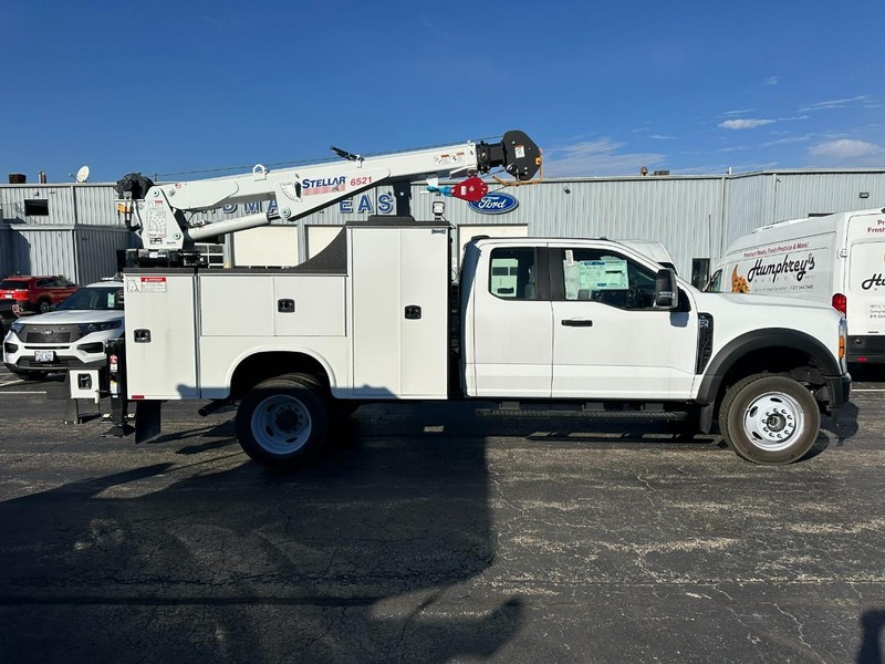 Ford Super Duty F-450 DRW Vehicle Full-screen Gallery Image 2