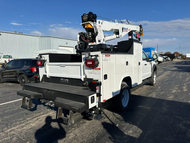 Ford Super Duty F-450 DRW Vehicle Full-screen Gallery Image 3