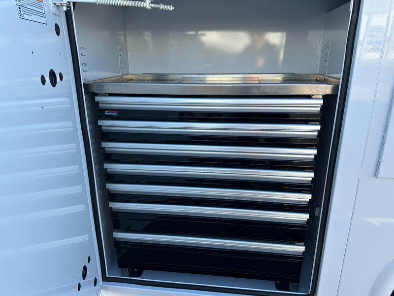 Ford Super Duty F-450 DRW Vehicle Full-screen Gallery Image 6