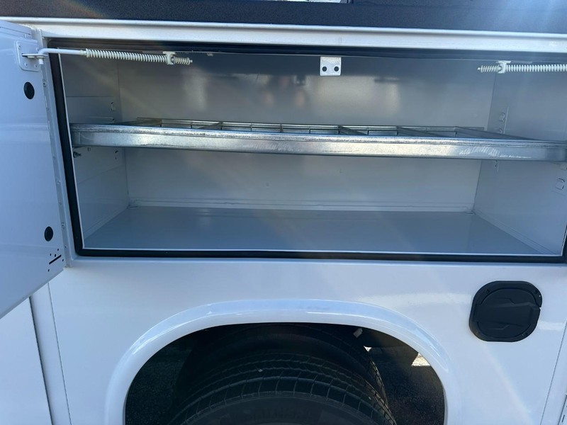 Ford Super Duty F-450 DRW Vehicle Full-screen Gallery Image 7